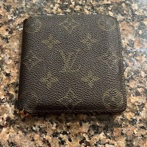 Men’s LV wallet